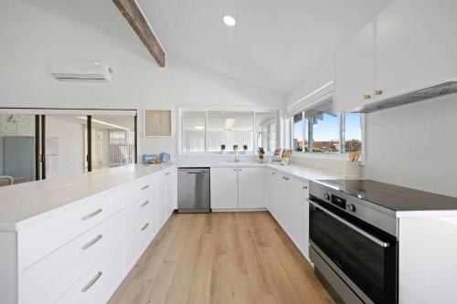 Kitchen, Deja Bleu - great family home with jetty in Settlement Point Kitchen, Deja Bleu - great family home with jetty in Settlement Point