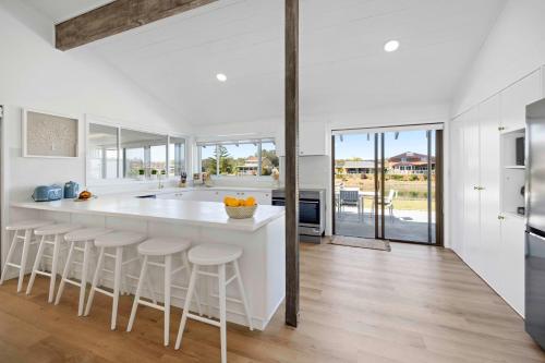 Kitchen, Deja Bleu - great family home with jetty in Settlement Point Kitchen, Deja Bleu - great family home with jetty in Settlement Point