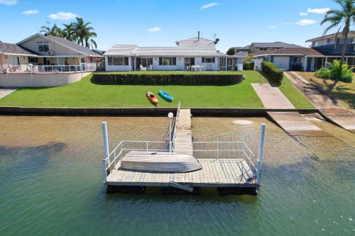 Exterior view, Deja Bleu - great family home with jetty in Settlement Point Exterior view, Deja Bleu - great family home with jetty in Settlement Point