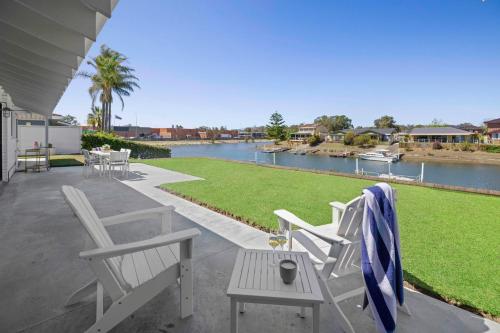 View, Deja Bleu - great family home with jetty in Settlement Point View, Deja Bleu - great family home with jetty in Settlement Point