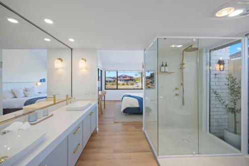 Bathroom, Deja Bleu - great family home with jetty in Settlement Point Bathroom, Deja Bleu - great family home with jetty in Settlement Point