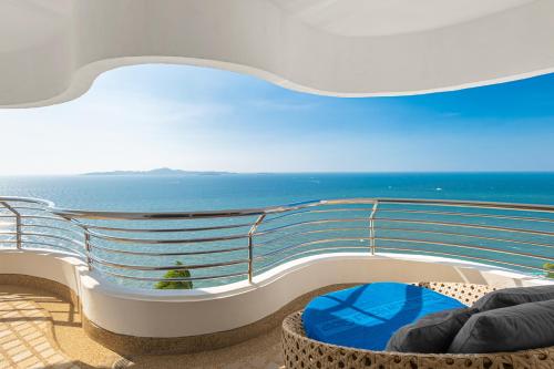 Balcony/terrace, Royal Cliff Grand Hotel Pattaya in Phra Tamnak Hill Balcony/terrace, Royal Cliff Grand Hotel Pattaya in Phra Tamnak Hill