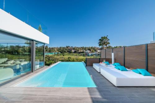 منظر, VACATION MARBELLA I Villa Chic, Cutting-Edge Amenities, Private Heated Infinity Pool, Golf Front Loc in El Paraiso منظر, VACATION MARBELLA I Villa Chic, Cutting-Edge Amenities, Private Heated Infinity Pool, Golf Front Loc in El Paraiso