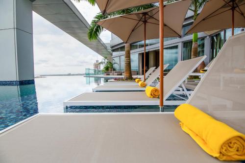 Swimming pool, Noom Hotel Abidjan Plateau in Abidjan Swimming pool, Noom Hotel Abidjan Plateau in Abidjan