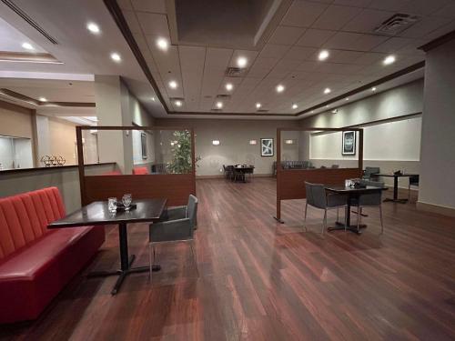 Їжа та напої, Skyline Hotel Detroit Airport, SureStay Collection by BW in Romulus Їжа та напої, Skyline Hotel Detroit Airport, SureStay Collection by BW in Romulus