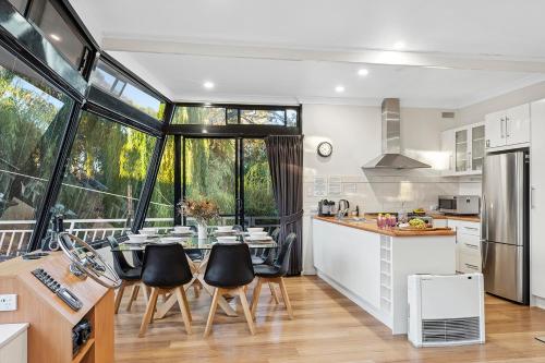 Kitchen, Boats and Bedzzz Houseboat Stays in Renmark Kitchen, Boats and Bedzzz Houseboat Stays in Renmark