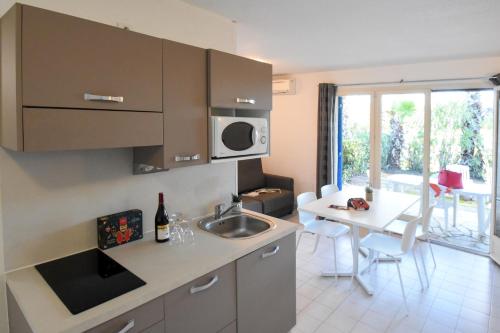 Kitchen, Residence La Palmeraie in Capitou Kitchen, Residence La Palmeraie in Capitou