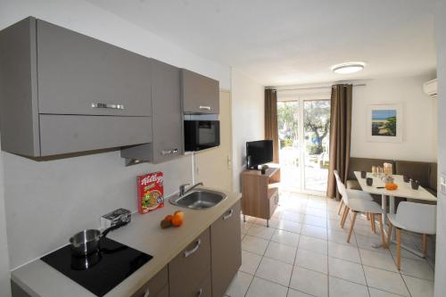 Kitchen, Residence La Palmeraie in Capitou Kitchen, Residence La Palmeraie in Capitou