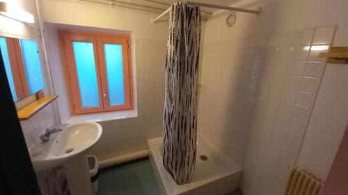 Bathroom, Refuge de l'Aberouat in Osse-en-Aspe Bathroom, Refuge de l'Aberouat in Osse-en-Aspe