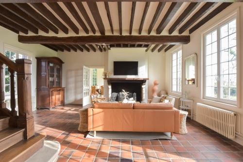 Shared lounge/TV area, Le Domaine de Flancourt, 45min de Deauville in Bourg-Achard Shared lounge/TV area, Le Domaine de Flancourt, 45min de Deauville in Bourg-Achard