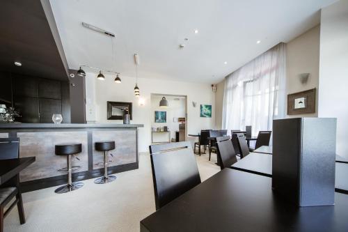 Bar/ Salón, LOGIS HOTEL - Le Petit Bellon in Senlis Bar/ Salón, LOGIS HOTEL - Le Petit Bellon in Senlis