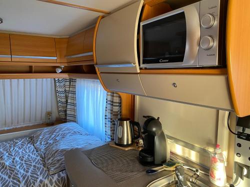 Konyha, La Croisée, Caravane avec toilette et lavabo - particulier (La Croisee, Caravane avec toilette et lavabo - particulier) in Montmerle Sur Saone Konyha, La Croisée, Caravane avec toilette et lavabo - particulier (La Croisee, Caravane avec toilette et lavabo - particulier) in Montmerle Sur Saone