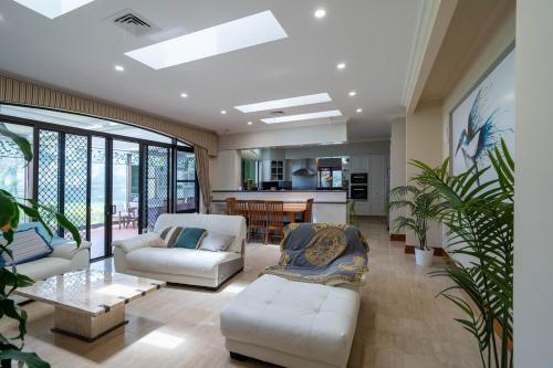 Lakeside Palm Villa in Benowa Lakeside Palm Villa in Benowa
