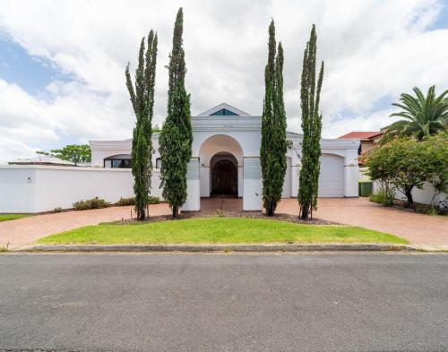 Lakeside Palm Villa in Benowa Lakeside Palm Villa in Benowa