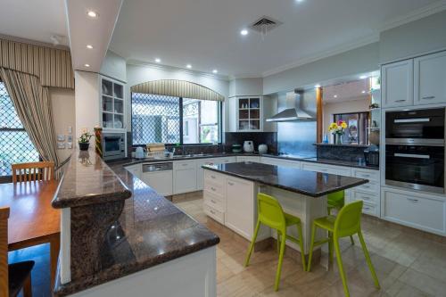 Lakeside Palm Villa in Benowa Lakeside Palm Villa in Benowa