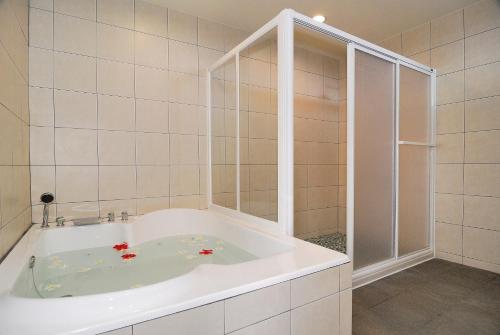 حمام, فندق وسبا إيراي ووتر بارادايس (Airai Water Paradise Hotel & Spa) in Airai حمام, فندق وسبا إيراي ووتر بارادايس (Airai Water Paradise Hotel & Spa) in Airai