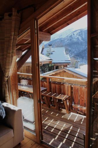 balkon/terras, Cosy 4 bedroom chalet with hot tub (Chalet Velours) in Saint-Marcel balkon/terras, Cosy 4 bedroom chalet with hot tub (Chalet Velours) in Saint-Marcel