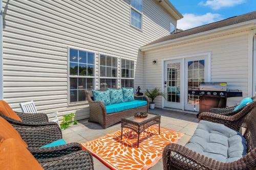 Balcony/terrace, Kid Friendly Park Arcade Fenced Yard Firepit Grill in Kernersville (NC) Balcony/terrace, Kid Friendly Park Arcade Fenced Yard Firepit Grill in Kernersville (NC)