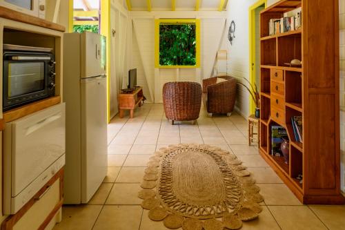 Kitchen, Chez Marie & Philippe Ti'Kaz Vanille in Capesterre-de-Marie-Galante Kitchen, Chez Marie & Philippe Ti'Kaz Vanille in Capesterre-de-Marie-Galante
