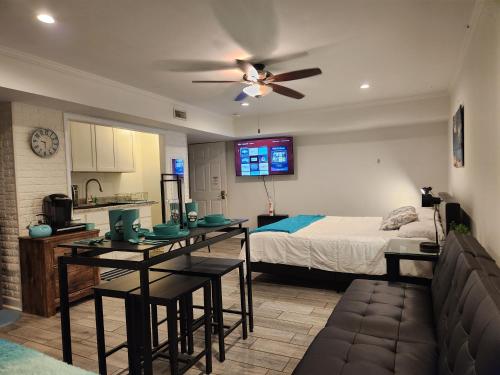 Hot Tub WiFi Gym Firepit Kitchen in Kernersville (NC) Hot Tub WiFi Gym Firepit Kitchen in Kernersville (NC)