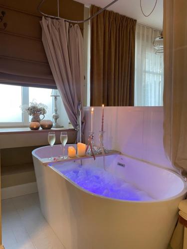 Pezsgőfürdő, La Suite Drômoise 1809 (La Suite Dromoise 1809) in Saint Paul Les Romans Pezsgőfürdő, La Suite Drômoise 1809 (La Suite Dromoise 1809) in Saint Paul Les Romans