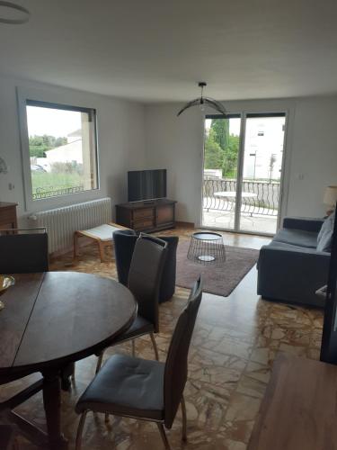 Közös társalgó / TV, Coeurs en Provence in Suze La Rousse Közös társalgó / TV, Coeurs en Provence in Suze La Rousse