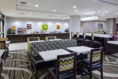 Ételek és italok, La Quinta Inn & Suites by Wyndham Kennesaw in Kennesaw (Georgia) Ételek és italok, La Quinta Inn & Suites by Wyndham Kennesaw in Kennesaw (Georgia)