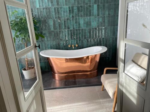 حمام, La Traversée (La Traversee) in سان ساتورنين دي لوسيان حمام, La Traversée (La Traversee) in سان ساتورنين دي لوسيان