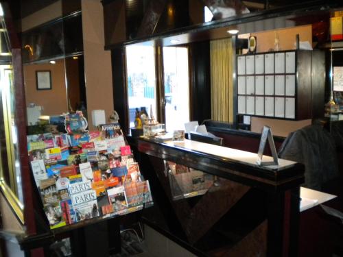 Lobby, Hotel De La Place in Malakoff Lobby, Hotel De La Place in Malakoff