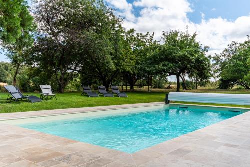 Úszómedence, Manoir de Rousse 320 m2 en campagne Piscine Wifi Jardins in Meigne Úszómedence, Manoir de Rousse 320 m2 en campagne Piscine Wifi Jardins in Meigne