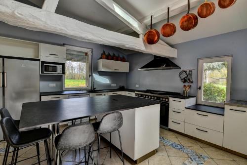 Manoir de Rousse 320 m2 en campagne Piscine Wifi Jardins in Meigne Manoir de Rousse 320 m2 en campagne Piscine Wifi Jardins in Meigne