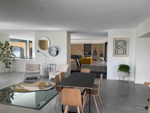 Instalaciones, Villa Molinant, évasion en Pierres Dorées (Villa Molinant, evasion en Pierres Dorees) in Bagnols Instalaciones, Villa Molinant, évasion en Pierres Dorées (Villa Molinant, evasion en Pierres Dorees) in Bagnols