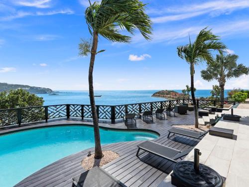 It is spacious with great amenities and an amazing view in Little Bay It is spacious with great amenities and an amazing view in Little Bay