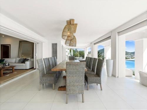 It is spacious with great amenities and an amazing view in Little Bay It is spacious with great amenities and an amazing view in Little Bay