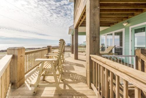 Breezy Point - Beachfront 4BR Home with Double Decks and Ocean Views in Port Bolivar (TX) Breezy Point - Beachfront 4BR Home with Double Decks and Ocean Views in Port Bolivar (TX)
