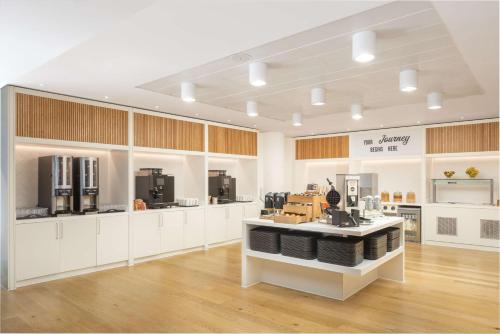 Food and beverages, Hampton by Hilton London Gatwick Airport in Gatwick Airport Food and beverages, Hampton by Hilton London Gatwick Airport in Gatwick Airport