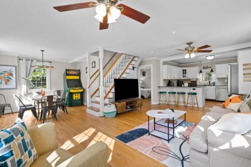 Spacious-5 Beds! 3 Mi To Mohegan in Uncasville (CT) Spacious-5 Beds! 3 Mi To Mohegan in Uncasville (CT)