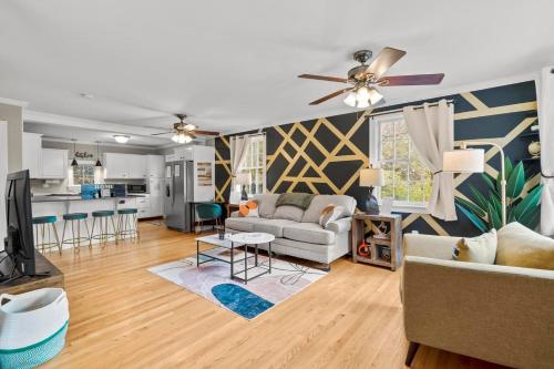 Spacious-5 Beds! 3 Mi To Mohegan in Uncasville (CT) Spacious-5 Beds! 3 Mi To Mohegan in Uncasville (CT)