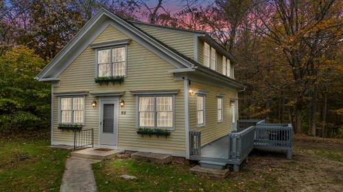 Spacious-5 Beds! 3 Mi To Mohegan in Uncasville (CT) Spacious-5 Beds! 3 Mi To Mohegan in Uncasville (CT)