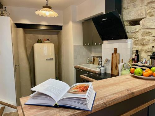 Charming Provencal Retreat with a Lush Private Courtyard in Rochegude Charming Provencal Retreat with a Lush Private Courtyard in Rochegude