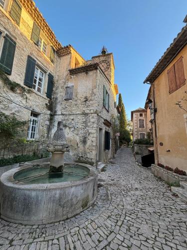Charming Provencal Retreat with a Lush Private Courtyard in Rochegude Charming Provencal Retreat with a Lush Private Courtyard in Rochegude