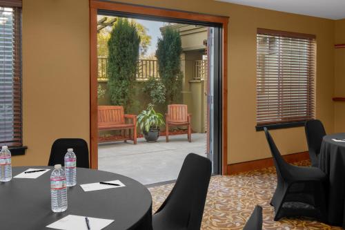 חדרי ישיבות / אולמי אירועים, Larkspur Landing Extended Stay Suites Roseville in רוסויל(סי אי) חדרי ישיבות / אולמי אירועים, Larkspur Landing Extended Stay Suites Roseville in רוסויל(סי אי)