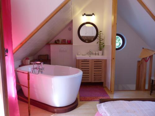 Bathroom, La Flore De Lys, cottage ideal pour 2 adultes et 2 enfants in Saint-Jouin-Bruneval Bathroom, La Flore De Lys, cottage ideal pour 2 adultes et 2 enfants in Saint-Jouin-Bruneval
