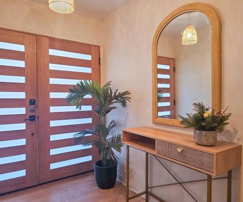 Entrance, Brimfield Stay in Burbank Entrance, Brimfield Stay in Burbank