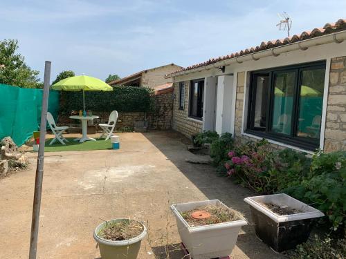 A szálláshely kívülről, Meublé Chic AJACQUEE (Meuble Chic AJACQUEE) in Celles Sur Belle A szálláshely kívülről, Meublé Chic AJACQUEE (Meuble Chic AJACQUEE) in Celles Sur Belle