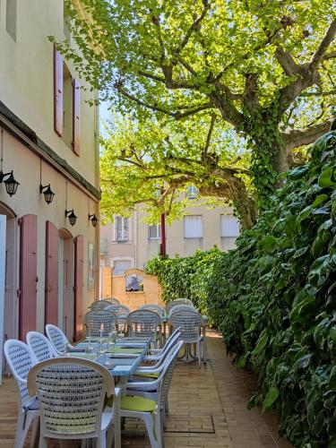 Balcony/terrace, Logis Hotel Des Voyageurs Restaurant La Bonne Tabl'Hay in Livron-sur-Drome Balcony/terrace, Logis Hotel Des Voyageurs Restaurant La Bonne Tabl'Hay in Livron-sur-Drome