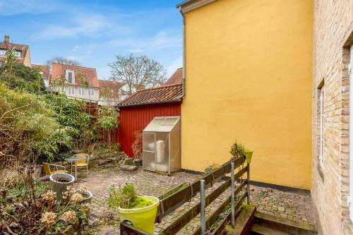 Garden, Atmospheric Apartment in Haderslev's Old Town in Haderslev City Center Garden, Atmospheric Apartment in Haderslev's Old Town in Haderslev City Center