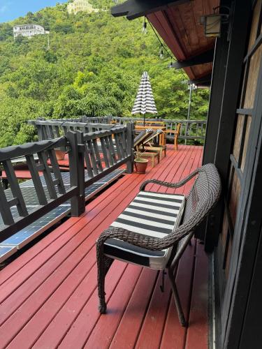 Balkon/terasa, Mid-Century: Caribbean Style in Charlotte Amalie West Balkon/terasa, Mid-Century: Caribbean Style in Charlotte Amalie West