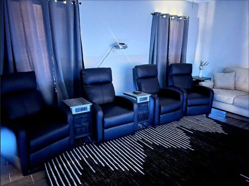 Közös társalgó / TV, Queen Suite - Attached Bath - Home Theater - Home Tub in Forest Park Közös társalgó / TV, Queen Suite - Attached Bath - Home Theater - Home Tub in Forest Park