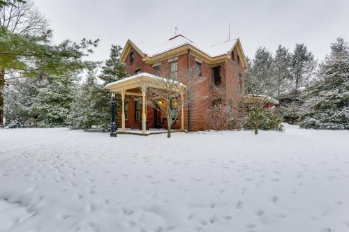 On-Site Winery and Historic Charm Uniontown Escape in ยูเนียนทาวน์ (PA) On-Site Winery and Historic Charm Uniontown Escape in ยูเนียนทาวน์ (PA)